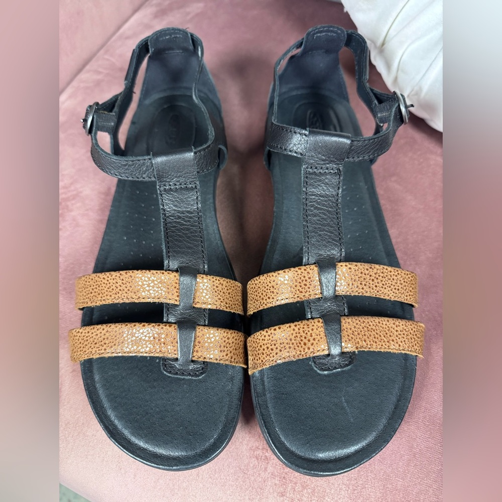 Keen Black/Brown Rose City T-Strap Women's Sandals. stylish, comfy and durable.